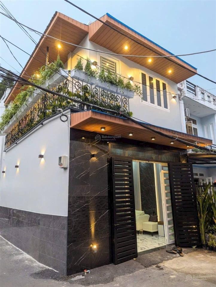 Vợ chồng em cần bán gấp căn nhà đẹp góc 2 mặt tiền hẻm xe hơi thông  kdc gia hoà