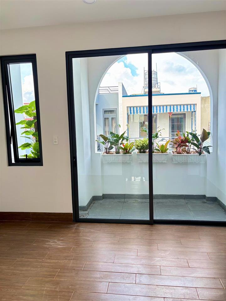 Nhà 4 tầng mới 100%, gần chợ long trường, khu phân lô, hẻm 6m.