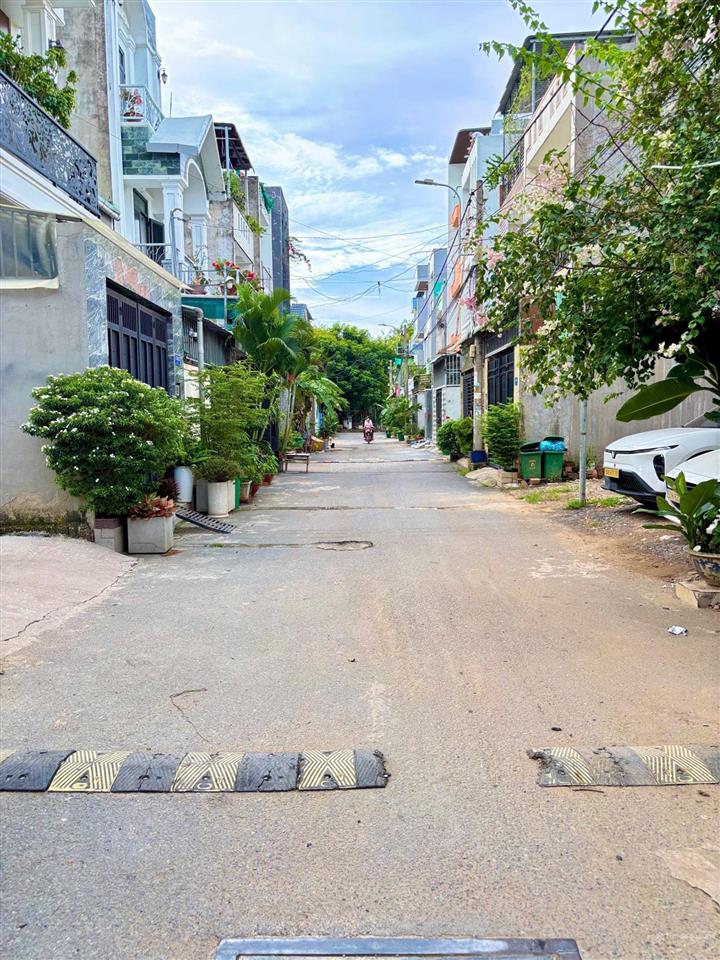 Nhà 4 tầng mới 100%, gần chợ long trường, khu phân lô, hẻm 6m.