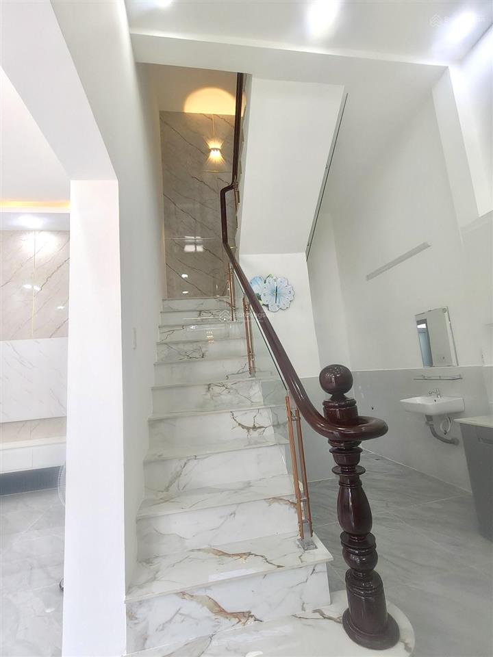 Bán nhà 2 tầng mặt tiền kinh doanh phường phước bình, sổ vuông đẹp.