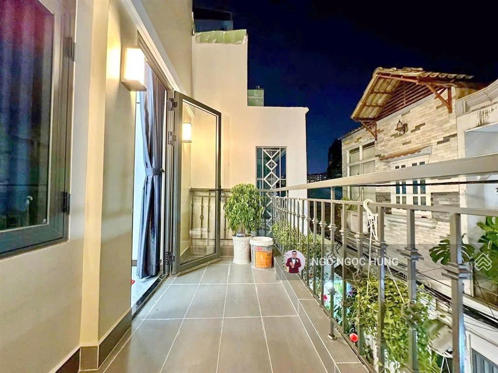 Bán nhà hẻm trần xuân soạn q7
giá bán 6 . 2 tỷ (thương lượng)
dt 4.4x8 (35m).
