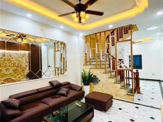 Chùa láng nhà đẹp  tặng full nội thất  trung tâm đống đa  40m ra ô tô gần đh luật