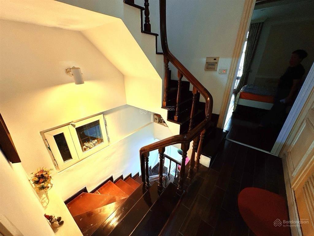 Ô tô 4 chỗ đỗ cổng  rộng  phố vip thái hà  hàng hiếm  dân xây