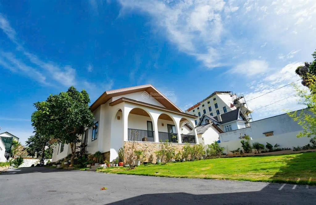 Bán villa sân vườn mặt tiền đường yersin, phường 9, tp. đà lạt 742m2 thổ cư