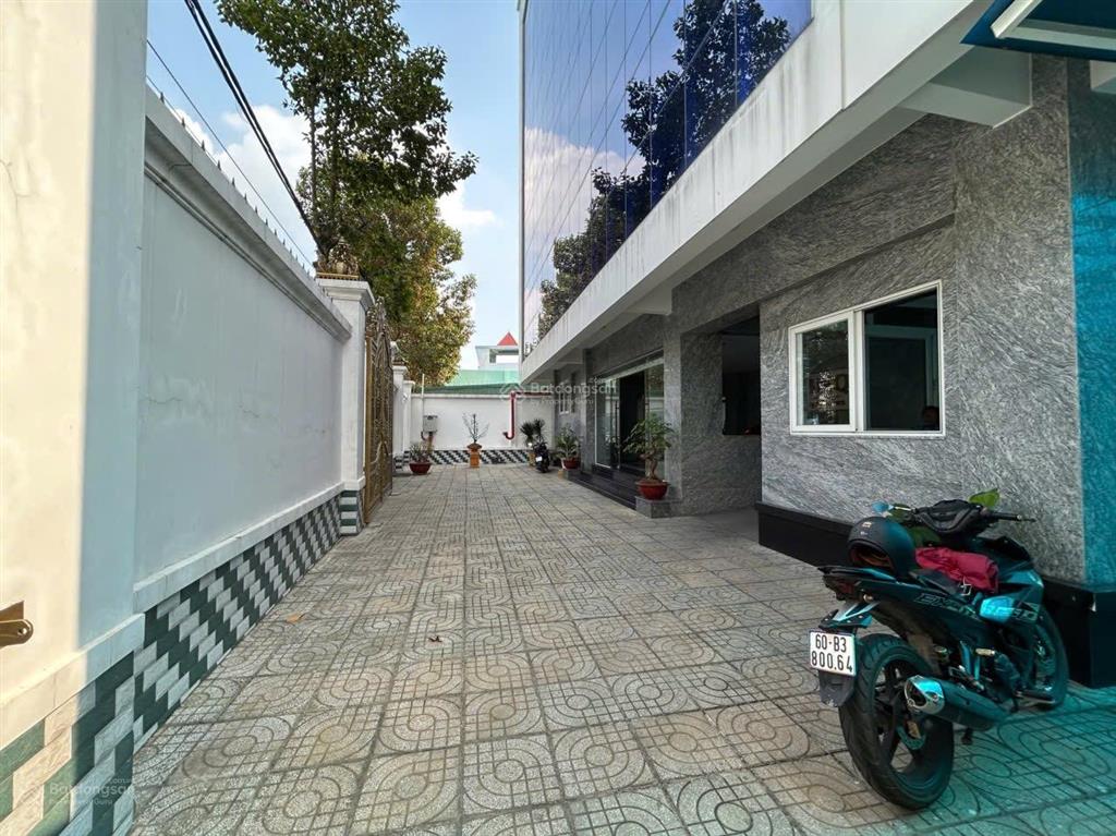 Chính chủ ngộp cần bán tòa nhà văn phòng mặt tiền hồ văn cống