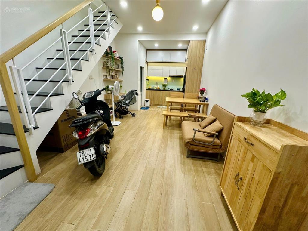 Bán nhà nhỏ xinh cho vợ chồng trẻ ngay tại trung tâm nha trang