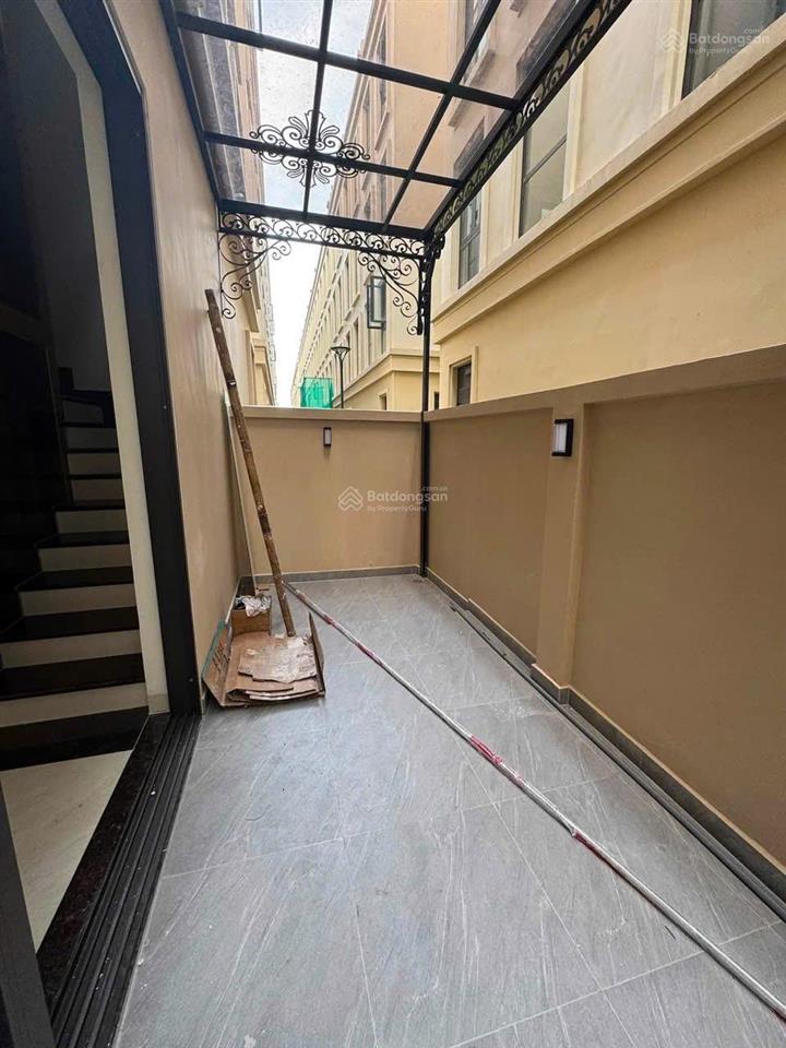 Cho thuê liền kề ngôi sao vinhomes cổ loa đối diện chung cư masterise 20tr/3 tầng có thang máy