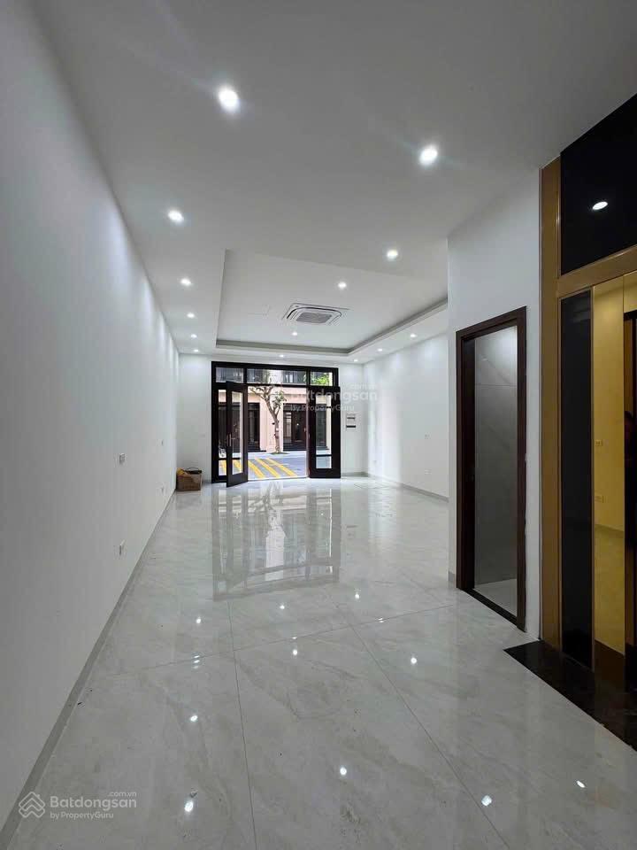 Cho thuê liền kề ngôi sao vinhomes cổ loa đối diện chung cư masterise 20tr/3 tầng có thang máy