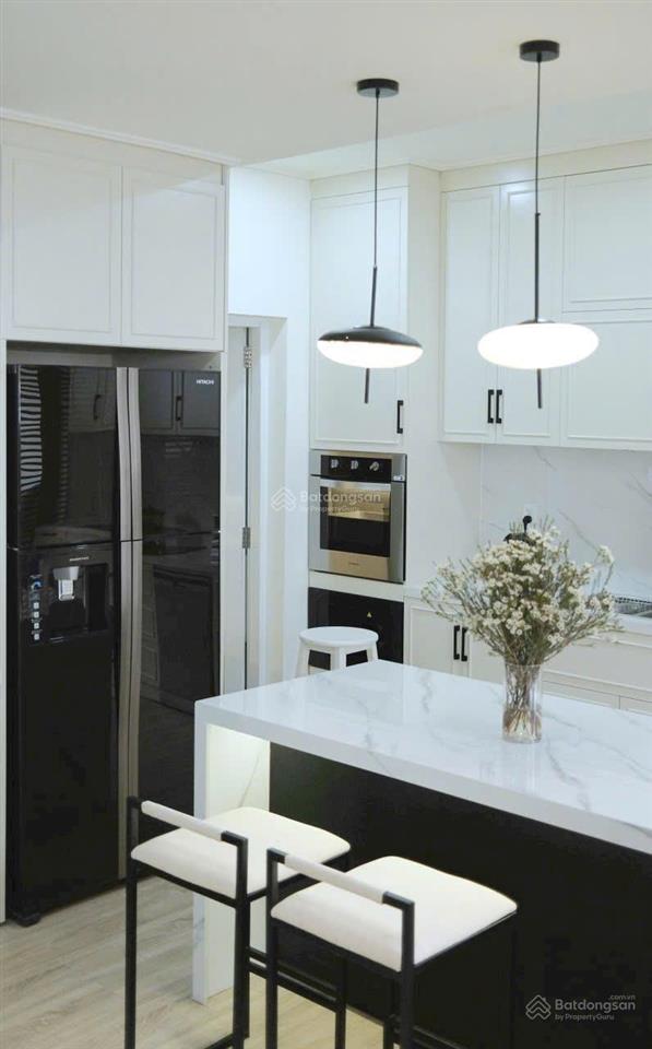 Cần bán gấp căn penthouse chung cư trong phú mỹ hưng, dt 272m2 giá 9,75 tỷ.  0946 956 ***