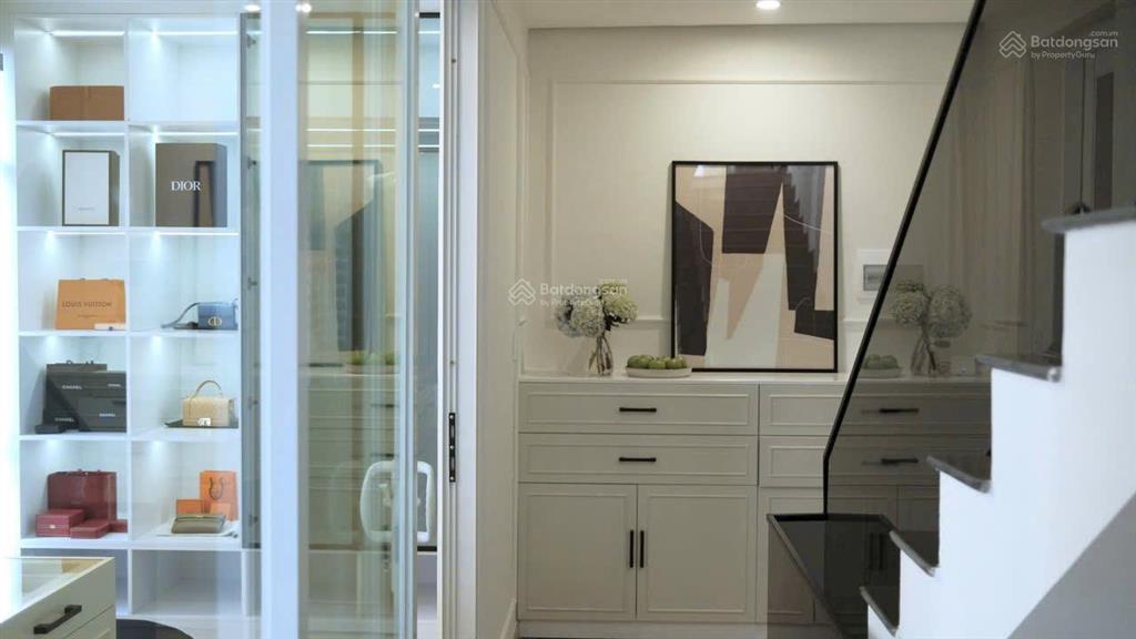 Cần bán gấp căn penthouse chung cư trong phú mỹ hưng, dt 272m2 giá 9,75 tỷ.  0946 956 ***