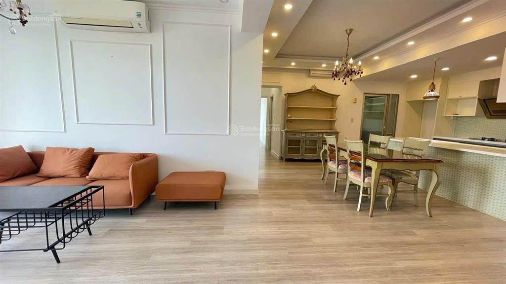 Cần cho thuê căn garden court, 140m2 ban công thông suốt view kênh đào thoáng mát, giá 28 triệu tl