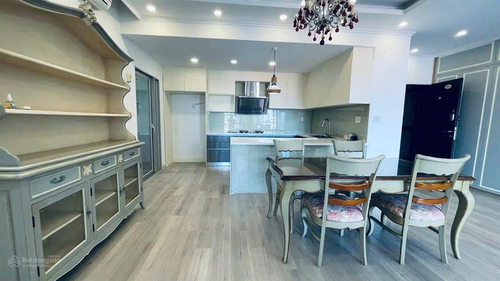 Cần cho thuê căn garden court, 140m2 ban công thông suốt view kênh đào thoáng mát, giá 28 triệu tl