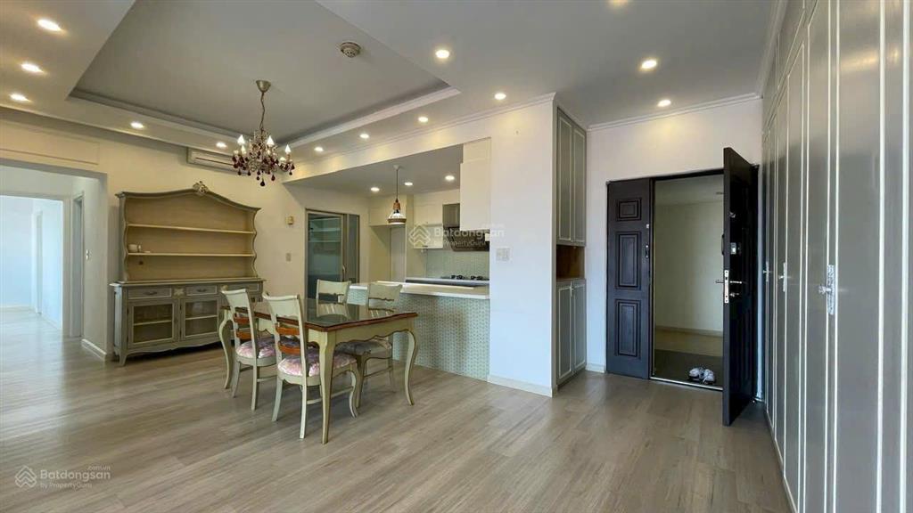Cần cho thuê căn garden court, 140m2 ban công thông suốt view kênh đào thoáng mát, giá 28 triệu tl