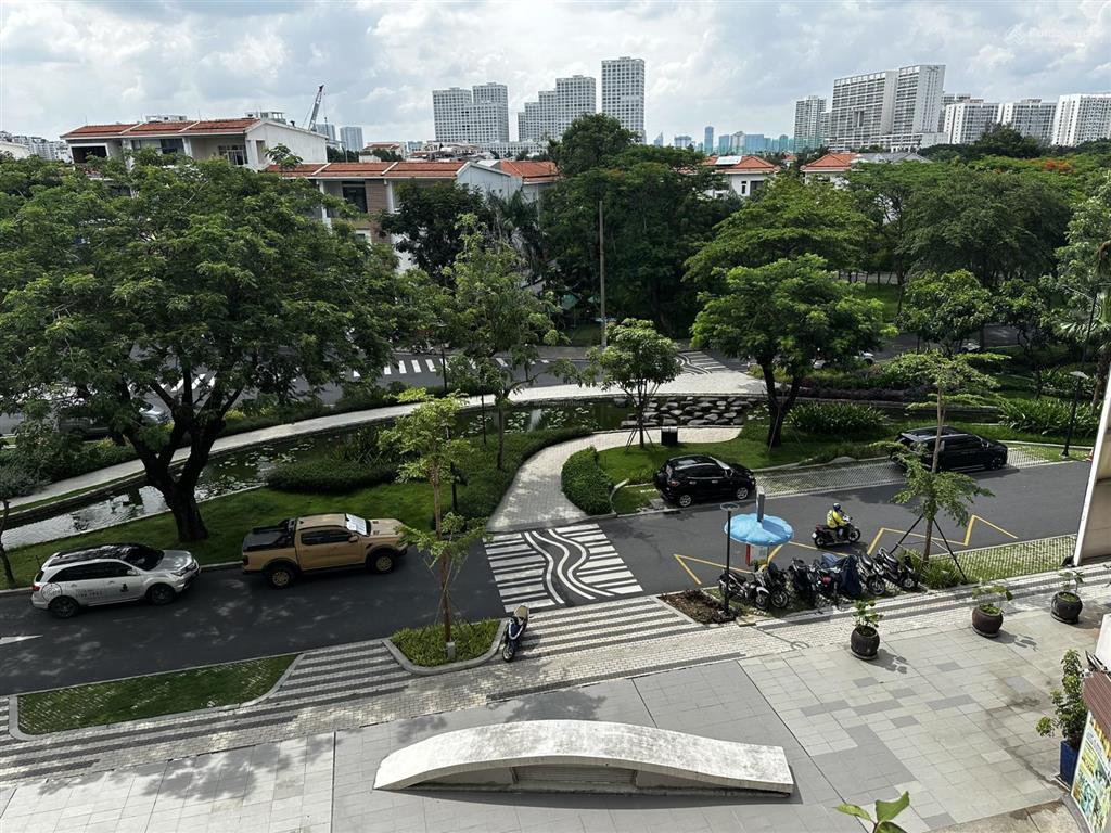 Cần cho thuê căn garden court, 140m2 ban công thông suốt view kênh đào thoáng mát, giá 28 triệu tl