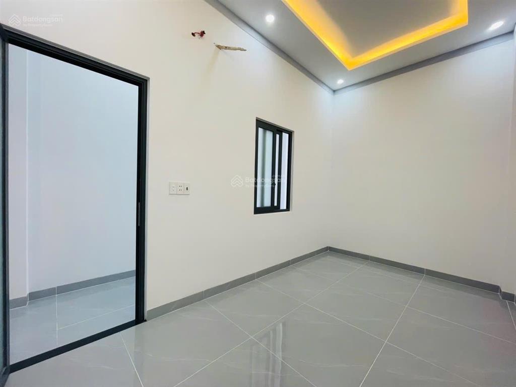 3 tỷ 999 triệu nhà mặt tiền kinh doanh, phía sau có vườn dài 20m