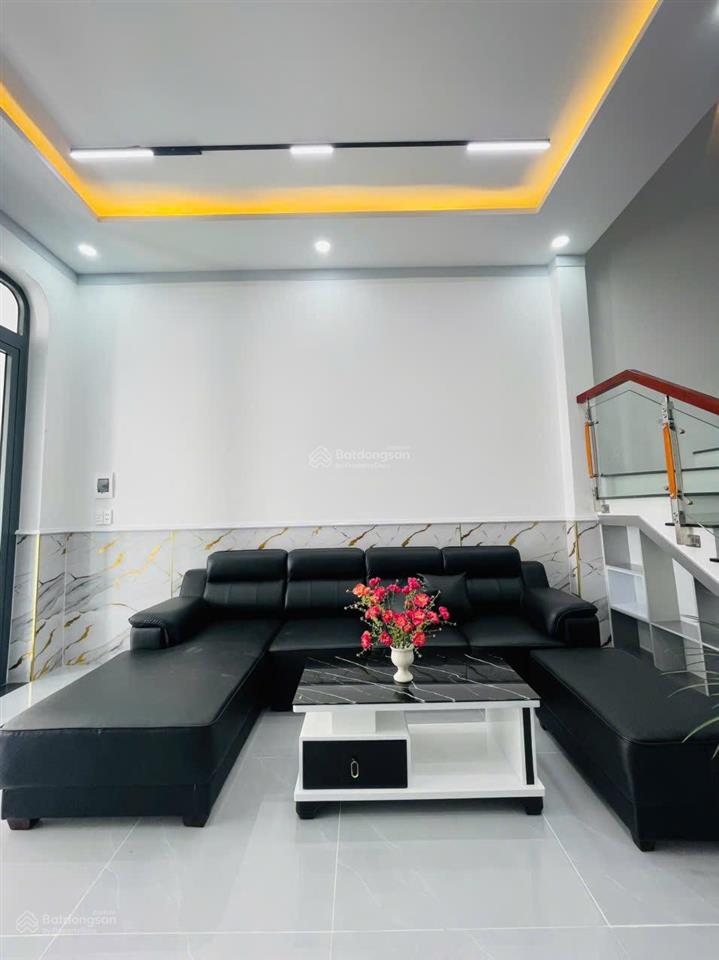 3 tỷ 999 triệu nhà mặt tiền kinh doanh, phía sau có vườn dài 20m