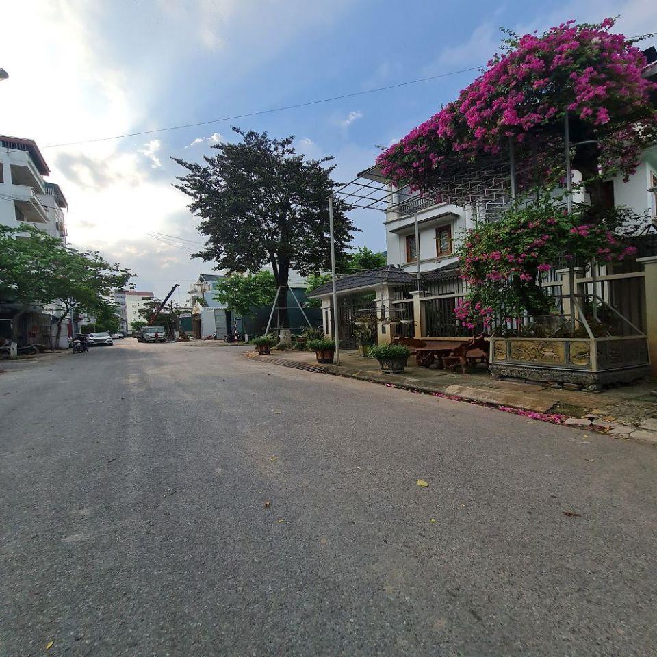 Chuyển nhượng 40m2 đất TĐC Trâu Quỳ, Gia Lâm. Đường 12m. Lh 0989894845.  