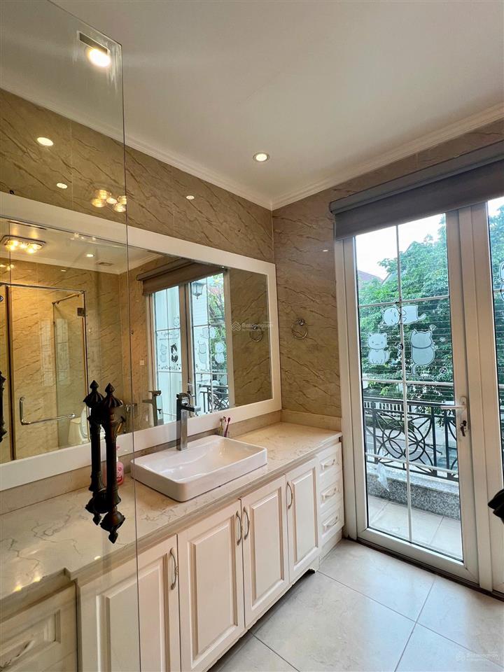 Chính chủ cho thuê biệt thự vinhomes riverside sông sinh thái sau nhà, full nội thất cao cấp