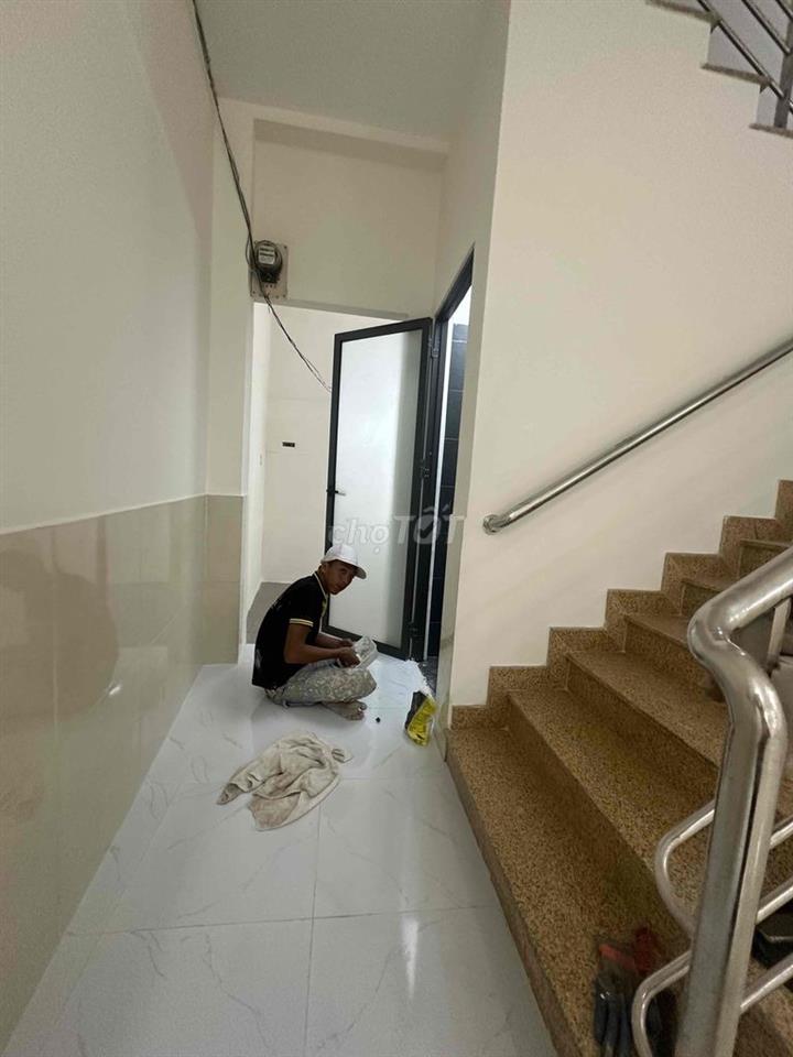 CHO THUÊ NHÀ MỚI 5 TẦNG MẶT TIỀN PHAN VĂN HÂN, P.17, Quận. BT GIÁ 39TR