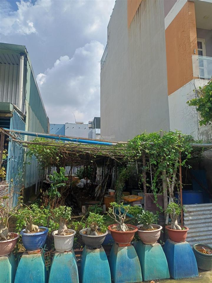 Chính chủ cần bán đất nền sổ đỏ q2,dt 87.1m2,hướng tb,giá 110tr/m2. 0906 849 ***