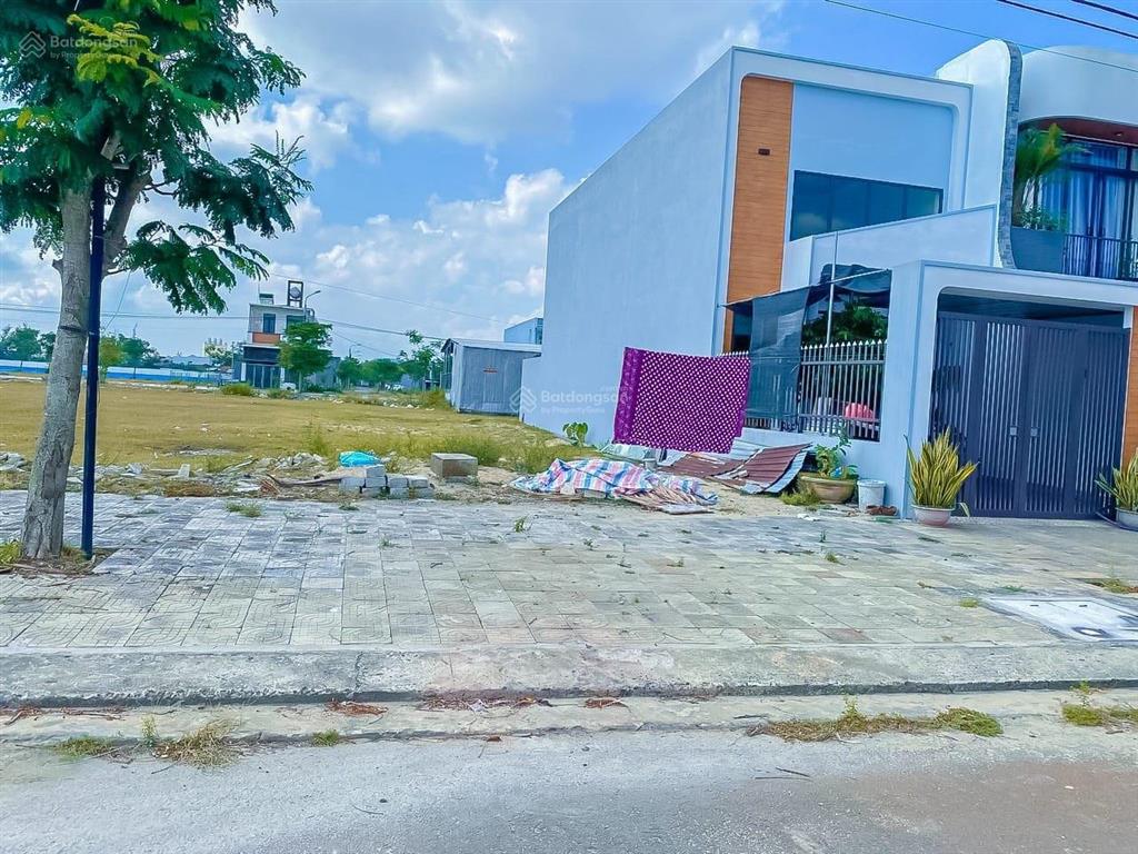 Cần tiền bán lô đất 168m2 đường 27m, gần chợ và làng đại học, giá 3,35 tỷ (sổ hồng)
