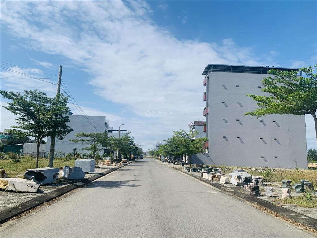 Hạ giá bán nhanh lô 171,5m2 ngang 7m đất gần fpt, sổ đỏ sẵn công chứng ngay, giá 3,7 tỷ