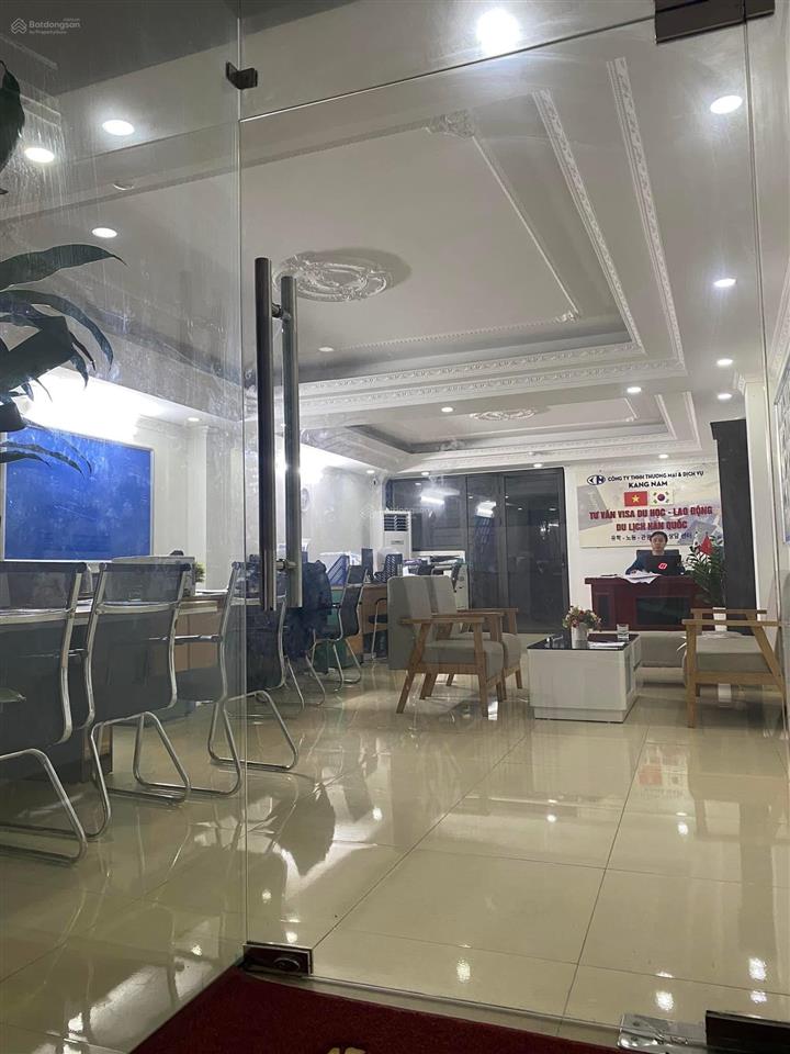 Tòa văn phòng mặt phố  vỉa hè ô tô tránh, kinh doanh  sẵn dòng tiền