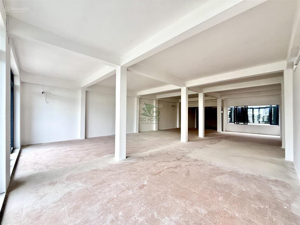 Cho thuê nhà kinh doanh 3 tầng trống 650m2 mặt tiền 23/10