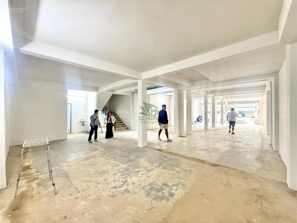 Cho thuê nhà kinh doanh 3 tầng trống 650m2 mặt tiền 23/10