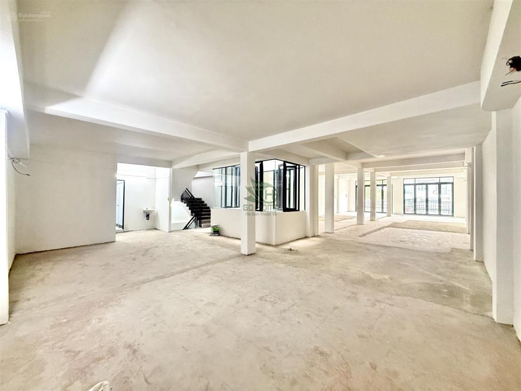 Cho thuê nhà kinh doanh 3 tầng trống 650m2 mặt tiền 23/10