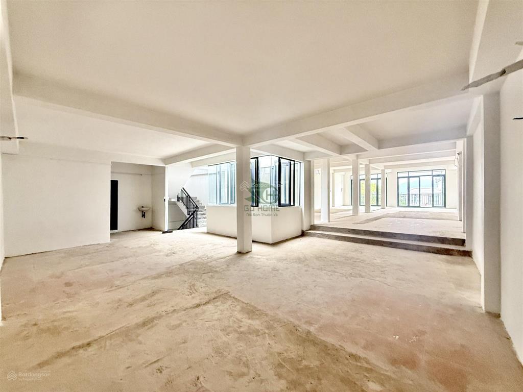 Cho thuê nhà kinh doanh 3 tầng trống 650m2 mặt tiền 23/10