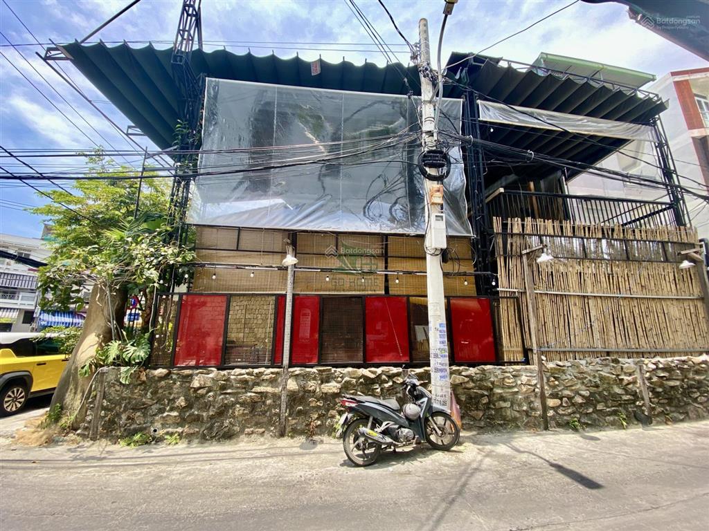 Cho thuê mặt bằng 300m2 lô góc 2 mặt tiền ngay trung tâm thành phố