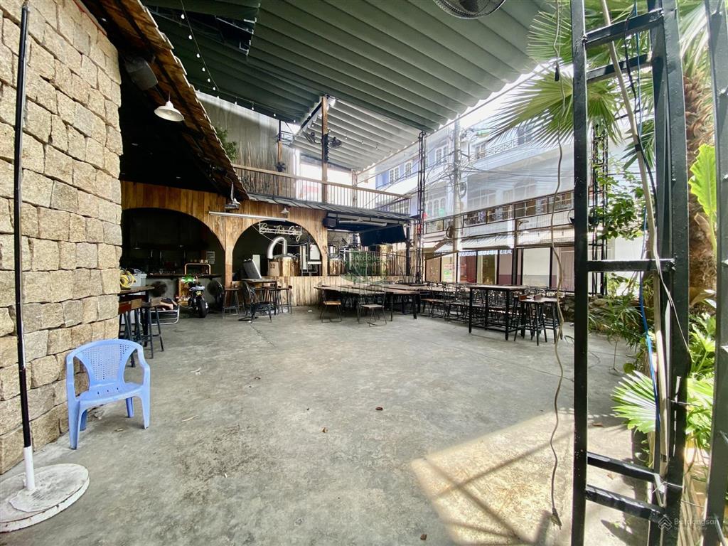 Cho thuê mặt bằng 300m2 lô góc 2 mặt tiền ngay trung tâm thành phố