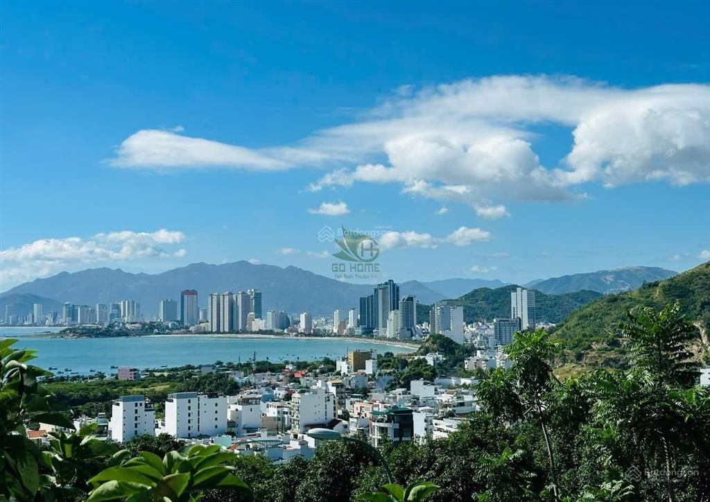 Villa view toàn cảnh vịnh nha trang siêu đẹp  có sân vườn  có thang máy