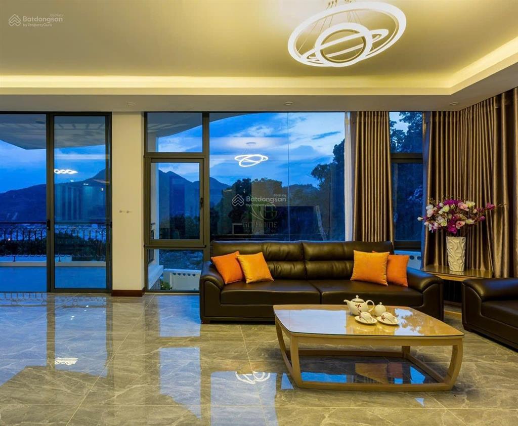 Villa view toàn cảnh vịnh nha trang siêu đẹp  có sân vườn  có thang máy