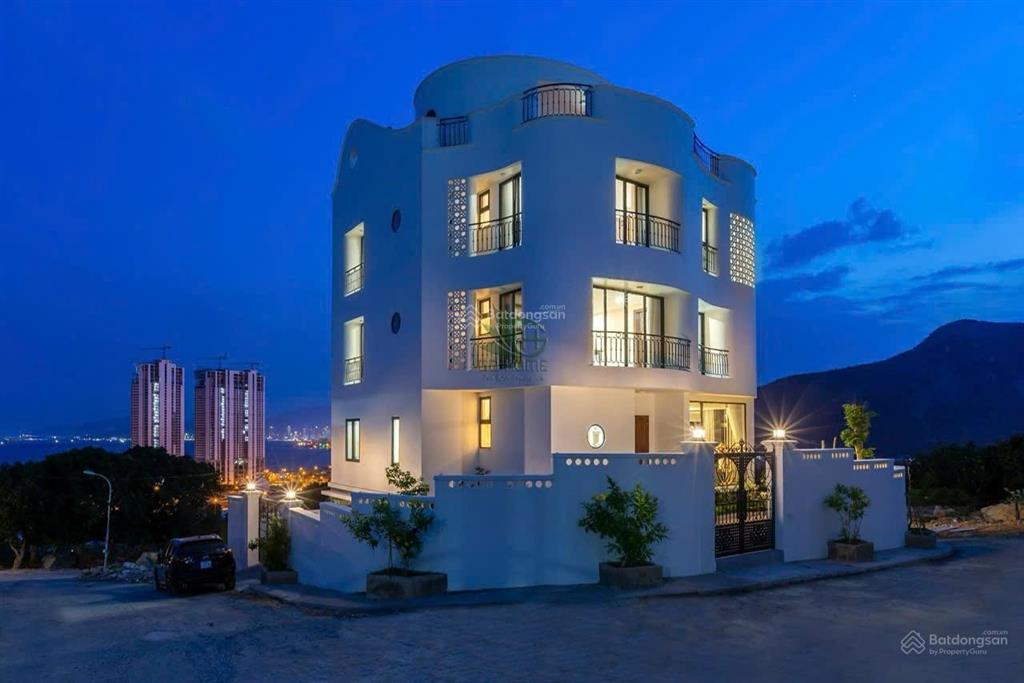 Villa view toàn cảnh vịnh nha trang siêu đẹp  có sân vườn  có thang máy