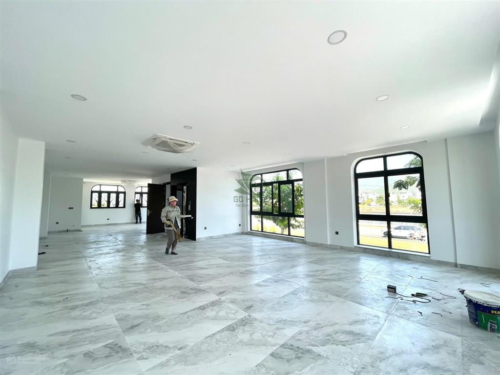 Cho thuê toà lô góc 2 mặt tiền 5 tầng + 1 hầm mới xây sẵn pccc khu hà quang 2