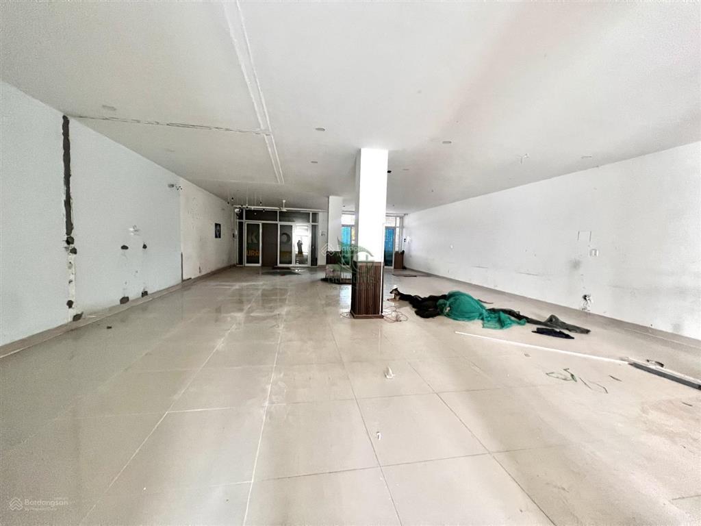 Cho thuê nhà kinh doanh 4 tầng thông suốt có thang máy mặt đường chính khu hà quang 2