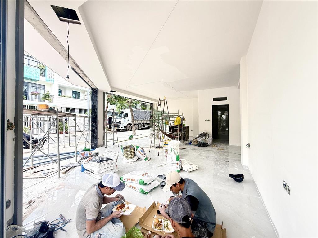 Cho thuê mặt bằng lô góc 2 mặt tiền đối diện công viên kđt hà quang 2
