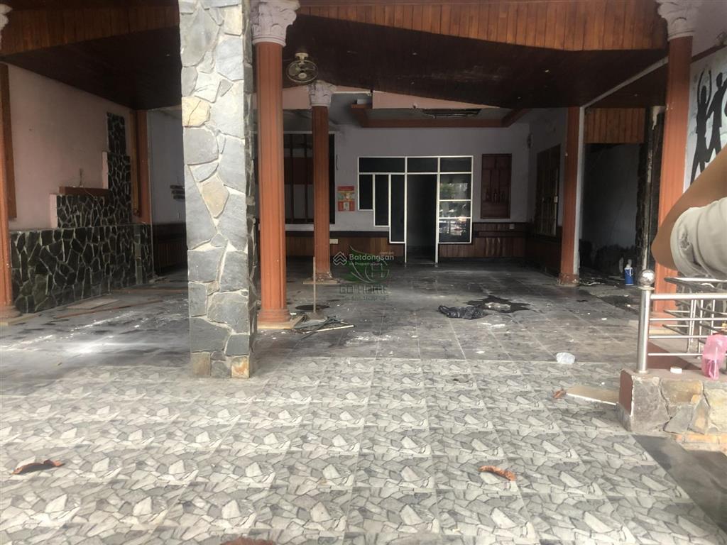 Cho thuê nhà kinh doanh ngang 9.3m mặt đường chính khu trung tâm thành phố