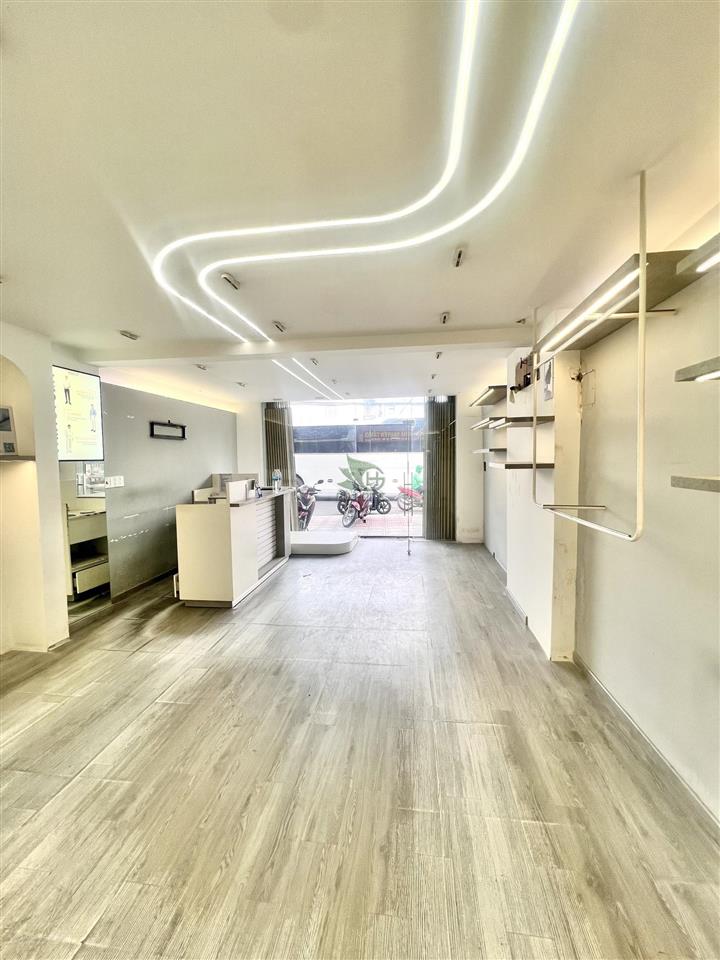 Cho thuê nhà ở kinh doanh 4 tầng vị trí siêu đẹp gần ngã tư khu trung tâm thành phố