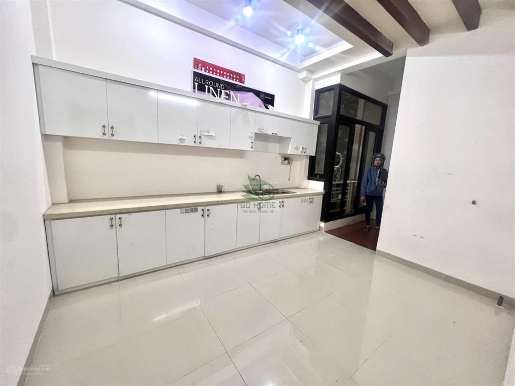 Cho thuê nhà ở kinh doanh 4 tầng vị trí siêu đẹp gần ngã tư khu trung tâm thành phố