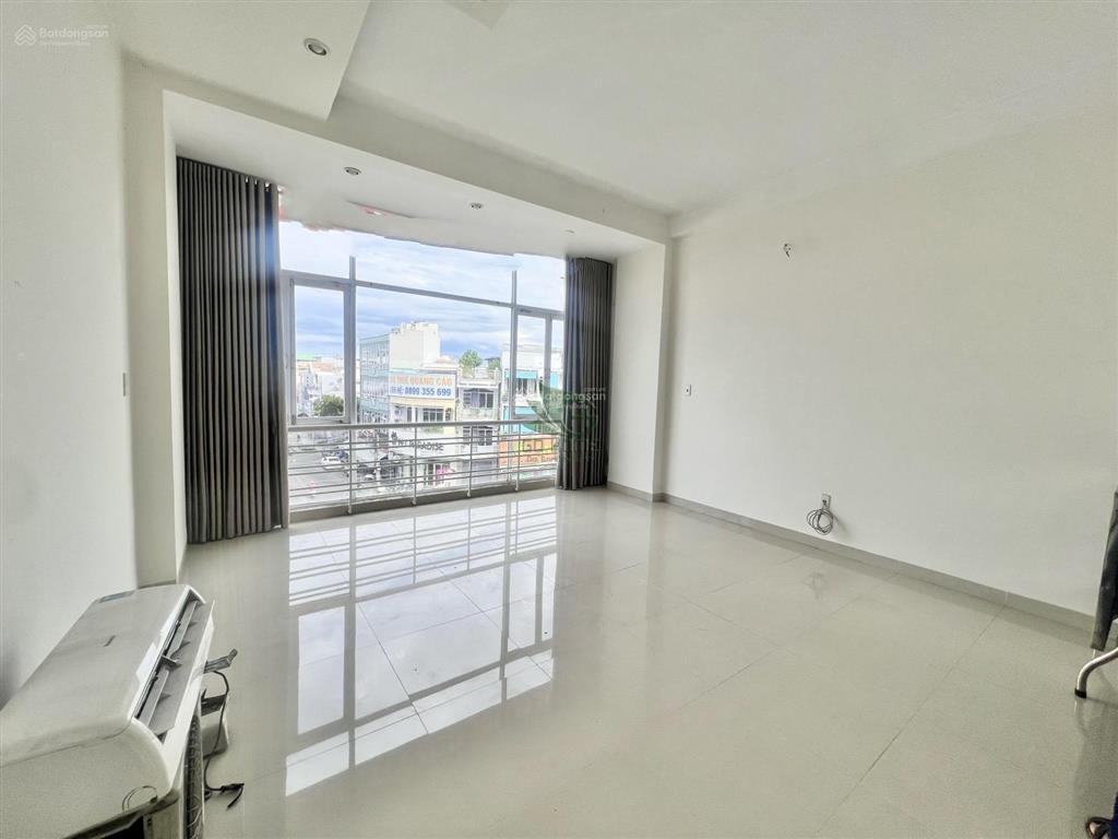 Cho thuê nhà ở kinh doanh 4 tầng vị trí siêu đẹp gần ngã tư khu trung tâm thành phố
