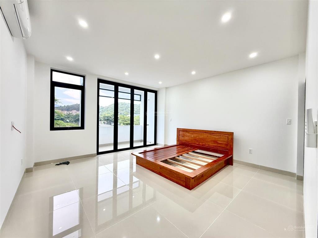Cho thuê nhà mới 4 phòng ngủ full nội thất có thang máy kđt mỹ gia