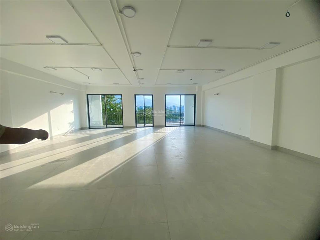 Cho thuê nhà 3 tầng 500m2 trống thông suốt khu hà quang 2
