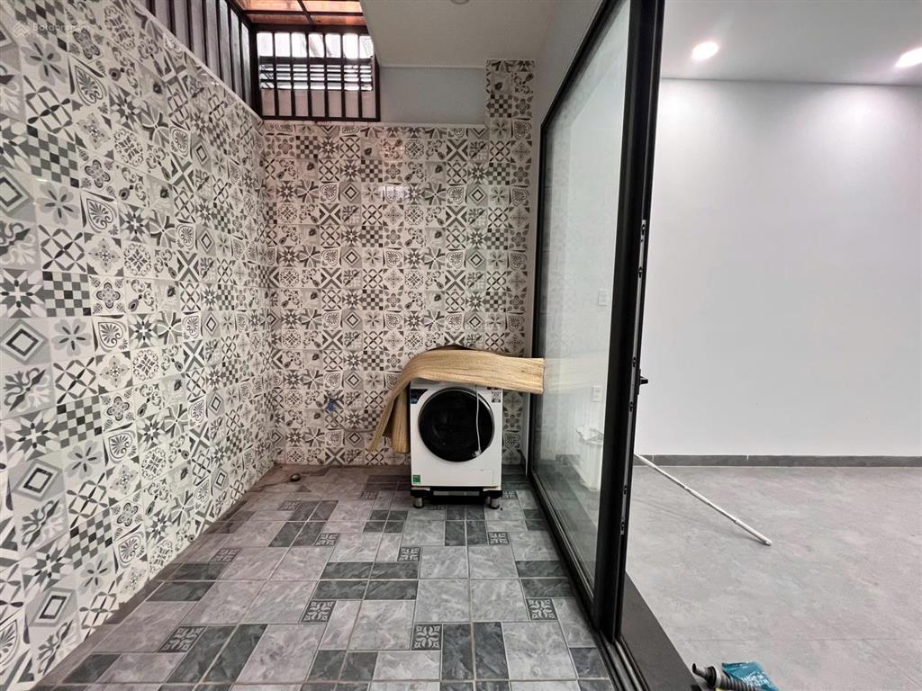 Cho thuê nhà ở kinh doanh 4 phòng ngủ mặt đường chính khu đông đúc phước long