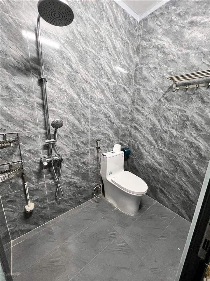 Cho thuê nhà ở kinh doanh 4 phòng ngủ mặt đường chính khu đông đúc phước long