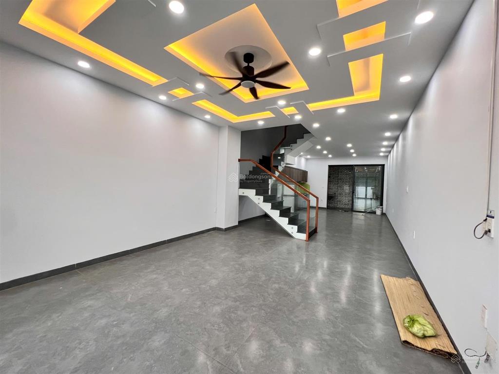 Cho thuê nhà ở kinh doanh 4 phòng ngủ mặt đường chính khu đông đúc phước long