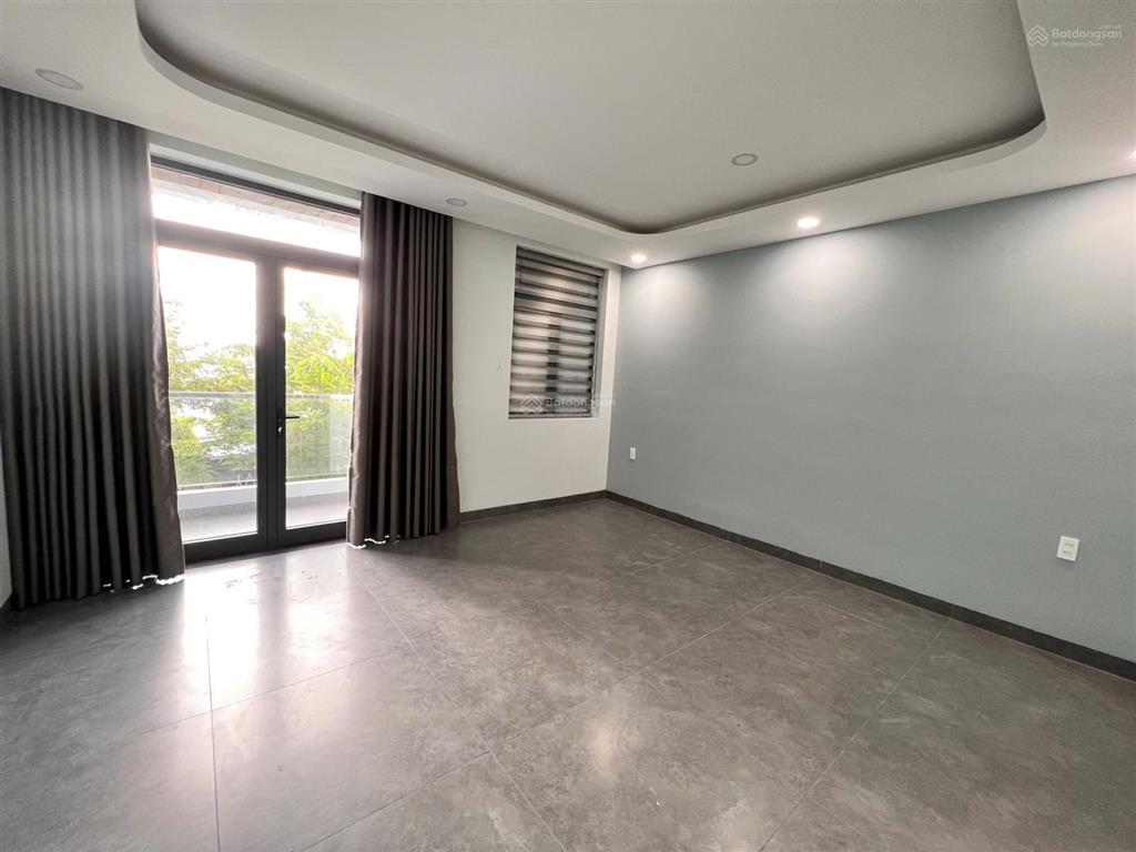 Cho thuê nhà ở kinh doanh 4 phòng ngủ mặt đường chính khu đông đúc phước long