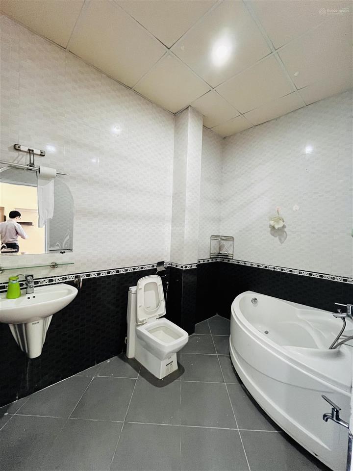 Cho thuê nhà ở kinh doanh 3 phòng ngủ full nội thất mặt đường trung tâm thành phố